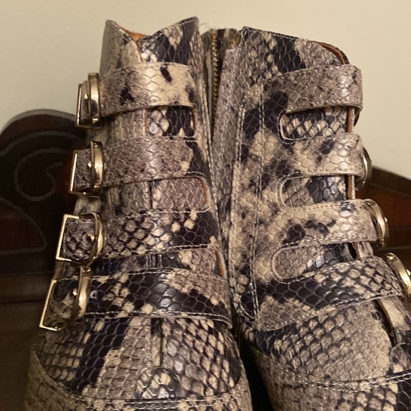 Beautiful snake skin designer bootie with kitten heel, size 39. Calinda style - Picture 2 of 14